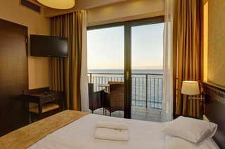 Отель Hotel Lambert Medical Spa Устроне-Морске Улучшенный двухместный номер с 1 кроватью или 2 отдельными кроватями и видом на море-1