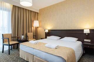 Отель Hotel Lambert Medical Spa Устроне-Морске Улучшенный двухместный номер с 1 кроватью или 2 отдельными кроватями, пакет спа-услуг-1